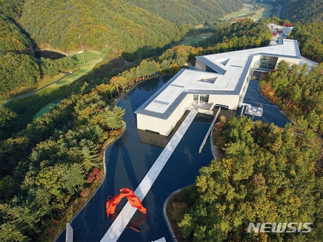【서울=뉴시스】안도 타다오 건축가가 설계한 뮤지엄 산 전경. 웰컴센터, 플라워 가든, 워터가든, 본관, 스톤가든, 제임스터렐관 등으로 이어지는 전체길이 700m로 이루어져있다.