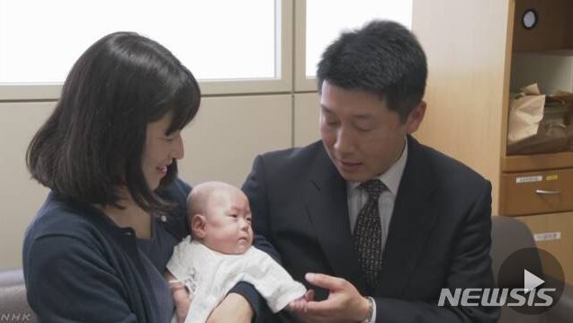 【서울=뉴시스】지난해 10월 임신 24주5일만에 몸무게 258g으로 세계에서 가장 작은 아기로 태어난 아기 세키노 류스케(關野竜佑)가 20일 건강한 모습으로 퇴원한다고 나가노(長野)현립 아동병원이 19일 밝혔다. 세키노가 부모에게 안겨 있는 모습. <사진 출처 : NHK> 2019.4.19