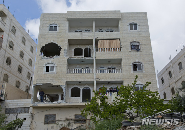 이스라엘군 불도저가 밀어버린 팔인 용의자 아버지소유 아파트 2채에 구멍이 크게 나있다  AP
