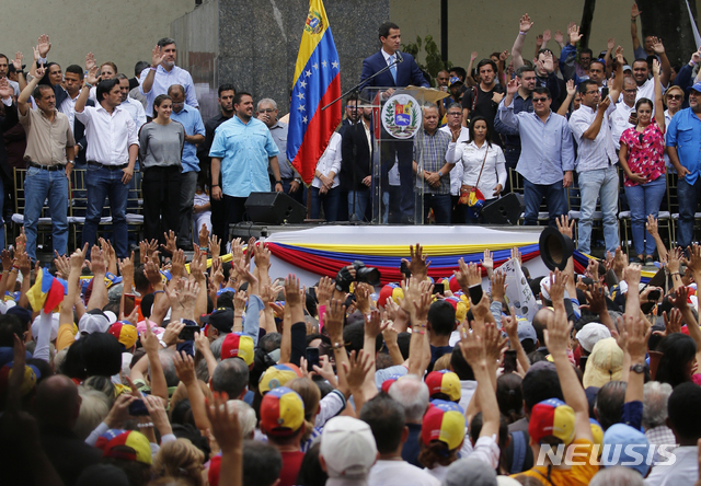 【카라카스(베네수엘라)=AP/뉴시스】 베네수엘라 야당 지도자인 후안 과이도 국회의장이 19일(현지시간) 니콜라스 마두로 대통령 퇴진을 압박하기 위한 사상 최대 규모의 시위를 예고했다. 베네수엘라의 임시대통령을 자처한 과이도 의장은 이날 국민들에게 국제노동자의 날인 5월1일 대대적인 시위에 나서줄 것을 촉구했다. 2019.04.19