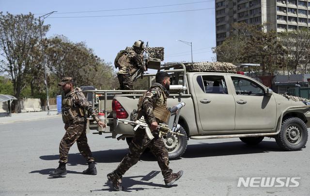 【카불(아프가니스탄)=AP/뉴시스】20일(현지시간) 아프가니스탄 카불 정보통신부 건물이 무장 괴한의 습격을 받아 아프간 치안 병력이 방어선을 구축하고 대응하고 있다. 나스라트 라히미 내무부 대변인은 "3명의 무장 괴한이 치안 병력과 교전을 벌여 적어도 두 명이 사살됐다"라고 밝혔다. 2019.04.20. 