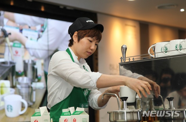【서울=뉴시스】19일 스타벅스가 개최한 '장애인 바리스타 챔피언십' 본선에서 조민아 수퍼바이저가 음료를 만드는 모습