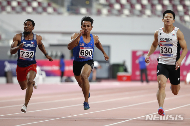 【도하(카타르)=AP/뉴시스】김국영(오른쪽)이 21일(현지시간) 카타르 도하에서 개막한 제23회 아시아 육상선수권 대회 100m 예선을 치르고 있다. 김국영은 10초27를 기록해 예선 1위로 준결에 올랐다. 24일까지 이어지는 이 대회에 우리나라는 22명의 선수가 출전했다. 2019.04.22. 