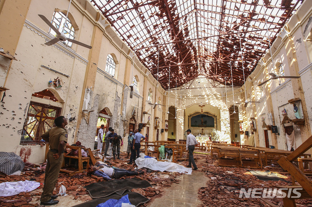 【네곰보=AP/뉴시스】21일(현지시간) 부활절 폭발테러가 발생한 스리랑카 네곰보 소재 성 세바스티안스 가톨릭 교회 내부에 희생자들의 시신이 눕혀져 있다. 미국 국무부는 이날 테러 위험이 커졌다며 자국민의 스리랑카 여행 단계를 '주의강화'로 상향 조정했다. 2019.04.22.