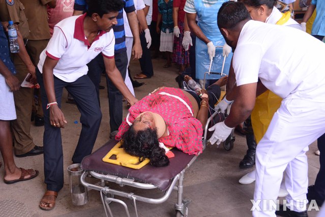  【콜롬보(스리랑카)=신화/뉴시스】21일(현지시간) 스리랑카 콜롬보 북쪽 네곰보의 한 병원에 부상한 한 여성이 후송되고 있다. 스리랑카 경찰은 전날 교회와 호텔 등 섬 전역에 걸쳐 228명의 사망자를 낸 연쇄 폭발 용의자 13명을 체포했다고 22일 밝혔다. 2019.04.22. 
