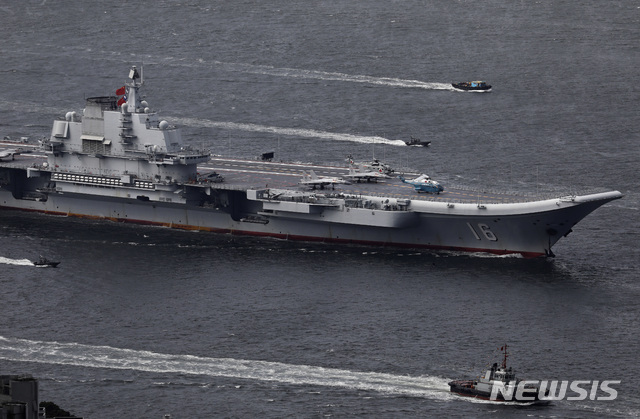 【AP/뉴시스】 중국의 첫 항공모함인 랴오닝호가 2017년 7월 인민해방군 소속 홍콩경비대 설치 20주년을 축하하기 위해 홍콩항으로 들어가고 있다. 2019. 11. 17.