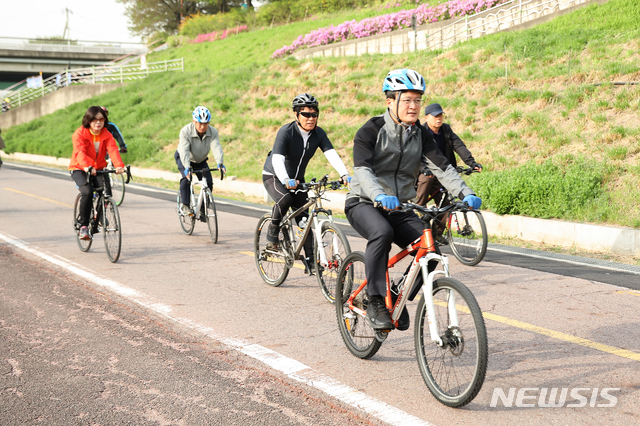 【서울=뉴시스】서울 영등포구는 지난 22일 주민들과 함께 안양천 자전거도로에서 현장 소통에 나섰다고 23일 밝혔다. 2019.04.23. (사진=영등포구 제공)