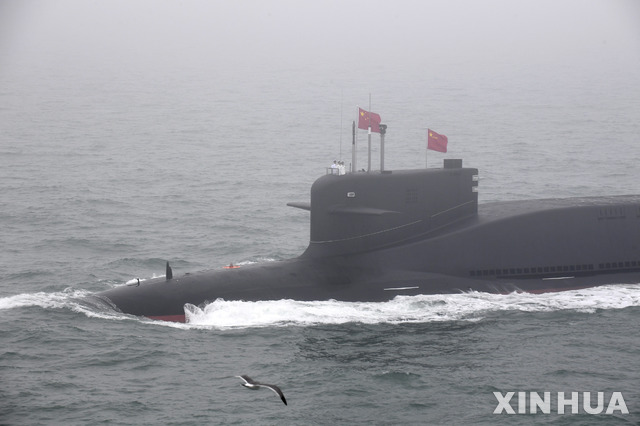 【칭다오=신화/뉴시스】23일 중국 산둥성 칭다오 인근 해역에서 개최된 관함식에서 중국 최신형 094형 핵잠수함이 선보이고 있다. 이 잠수함은 이날 관함식에 첫 순서로 등장했다. 2019.04.23
