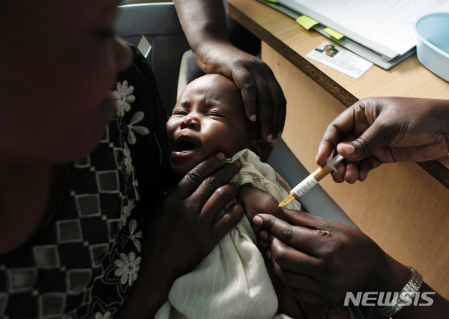 【나이로비= AP/뉴시스】 케냐 서부 콤베와 지역 진료소에서 말라리아 백신을 주사하는 의료진. 미 워싱턴 의대 연구진은 태아와 유아기의 희귀 유전질환인 크라베병의 원인을 50년만에 처음으로 밝혀내 소아 희귀병의 치료의 길을 열었다고 학술지를 통해 밝혔다. 
