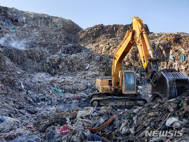 [의성=뉴시스] 김진호 기자 = 의성군 단밀면 생송리 폐기물재활용업체에 불법적으로 적치된 쓰레기가 산을 이루고 있다. 219.04.24 kjh9326@newsis.com