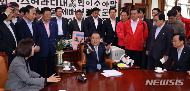 문희상 의장 병원행…한국당 의원들 "사보임 허가 말라" 충돌(종합)