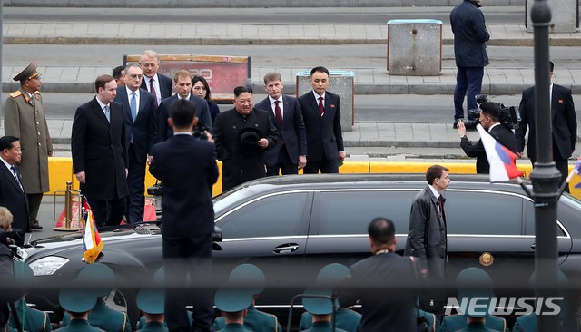 【블라디보스토크(러시아)=뉴시스】이영환 기자 = 김정은 북한 국무위원장이 블라디미르 푸틴 러시아 대통령과 정상회담을 하기위해 24일 오후(현지시각) 러시아 블라디보스토크역에 도착해 환영행사를 마치고 차량에 탑승하고 있다. 2019.04.24.  20hwan@newsis.com