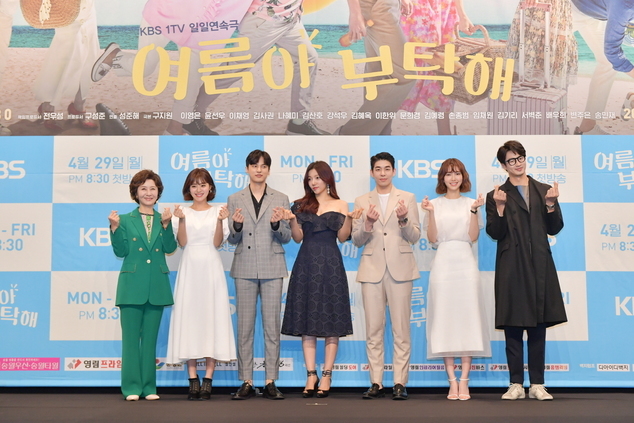 왼쪽부터 김혜옥, 이영은, 윤선우, 이채영, 김사권, 나혜미, 김산호