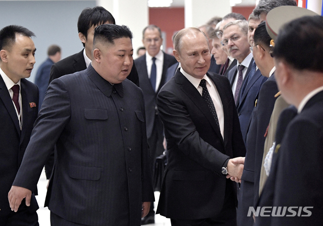 【블라디보스토크=AP/뉴시스】블라디미르 푸틴(가운데) 러시아 대통령이 25일(현지시간) 블라디보스토크 극동연방대학에서의 확대 회담을 앞두고 김정은 북한 국무위원장과 함께 북한 수행원들과 인사하고 있다. 2019.04.25.