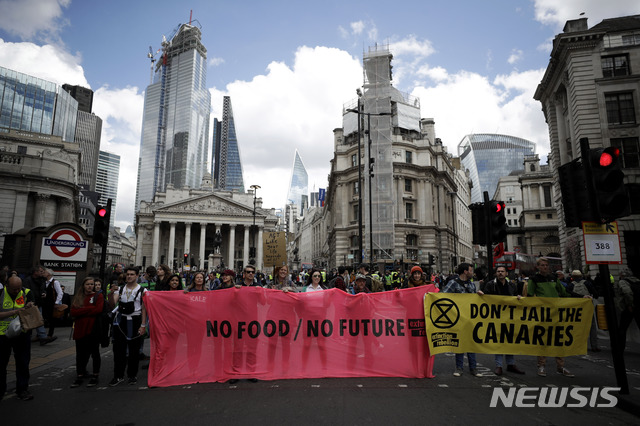 【런던=AP/뉴시스】영국 의회가 1일(현지시간) '기후변화 비상사태'를 선포했다. 사진은 시민단체 '멸종저항( Extinction Rebellion)'이 지난달 25일 런던에서 기후변화 대응을 촉구하며 시위를 벌이는 모습. 2019.05.02