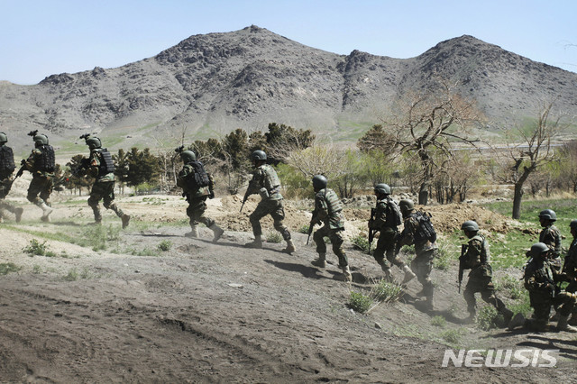 【카불(아프가니스탄)=AP/뉴시스】아프가니스탄 군인들이 지난달 12일 카불 인근에서 군사훈련을 벌이고 있다. 아프간 국방부는 5일 동부 가즈니주의 오지에서 정부군의 작전으로 현지 탈레반 지도자 2명을 포함해 최소 52명의 탈레반 무장세력을 살해했다고 밝혔다. 2019.5.5