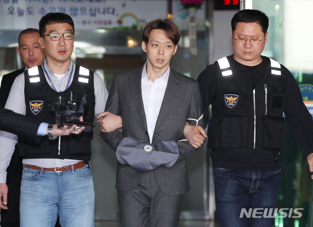 【수원=뉴시스】김진아 기자 = 마약 투약 혐의로 구속돼 경찰 수사를 받아온 배우 겸 가수 박유천이 3일 오전 경기 수원 남부경찰서에서 검찰에 송치되고 있다. 2019.05.03. bluesoda@newsis.com