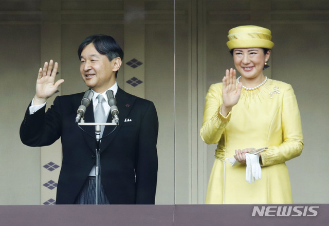 【도쿄=AP/뉴시스】나루히토 일왕과 마사코 왕비가 지난 5월4일 즉위 후 처음으로 국민을 만나는 '잇판산가'(一般參賀) 행사에 참석해 도쿄 황궁 발코니에서 인사하고 있다. 2019.05.04.