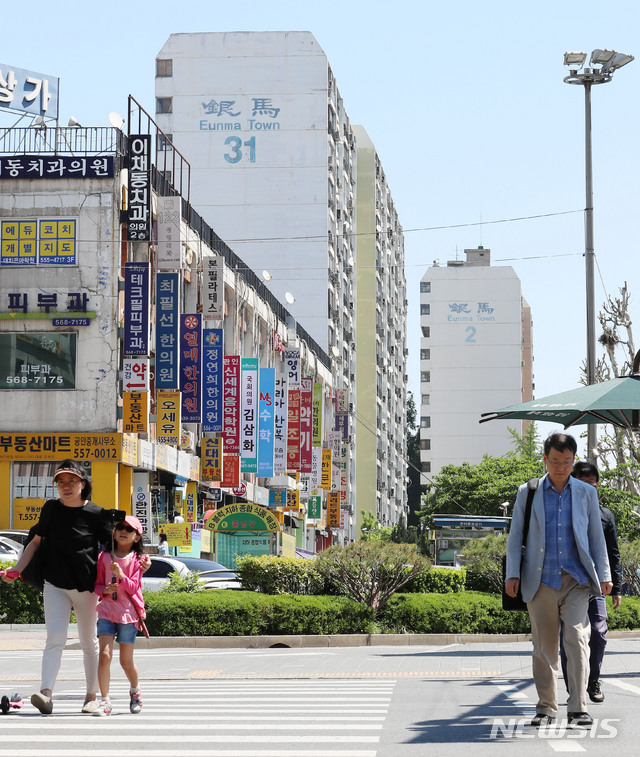 【서울=뉴시스】박주성 기자 = 강남권 재건축 아파트 중심으로 급매물이 소화되면서 서울 집값이 하락세를 멈춘 것으로 나타났다. 일부 지역에서는 집값이 반등 움직임을 보이고 있다. 6일 서울부동산정보광장에 따르면 강남구 대치동 은마아파트는 3월에 13건의 실거래 신고가 접수됐다. 1~2월에 실거래 신고건수가 전무했던 전용면적 105.46㎡의 경우 18억원에 거래되기도 했다. 서울 집값의 바로미터로 여겨지는 재건축 아파트시장이 들썩거리면서 집값이 바닥을 찍고 반등하는 것이 아니냐는 추측이 나오고 있다. 사진은 6일 오전 강남구 은마아파트의 모습. 2019.05.06. park7691@newsis.com