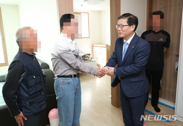 변창흠 LH 사장이 7일 서울 구로구 소재 매입임대주택을 방문해 입주자들과 인사를 나누고 있다.(사진제공=LH)