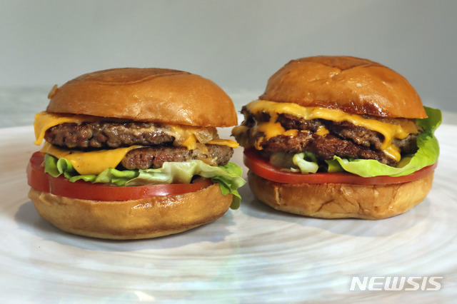 【뉴욕=AP/뉴시스】3일(현지시간) 미국 뉴욕에서 촬영한 식물성 고기 햄버거와 기존 햄버거 비교 사진. 왼쪽은 대체육류 업체 임파서블 푸드의 햄버거이고 오른쪽은 유명 햄버거 체인 우마미 버거의 햄버거이다. 2019.05.14. 