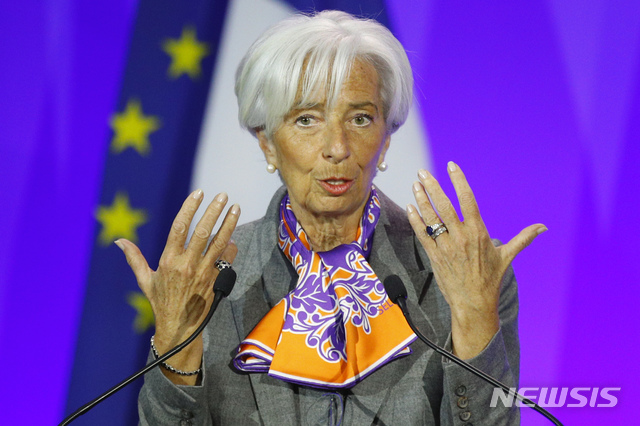 【파리=AP/뉴시스】크리스틴 라가르드 국제통화기금(IMF) 총재가 5월7일(현지시간) 프랑스 파리에서 '지속 가능한 부채와 성장'을 주제로 열린 포럼에서 연설하고 있다. 2019.06.13. 