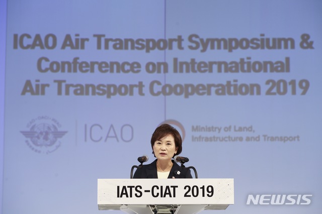 김현미 국토교통부 장관이 8일 인천 파라다이스시티호텔에서 막을 올린 국제민간항공기구(ICAO) 항공운송심포지엄·국제항공협력콘퍼런스에서 연설을 하고 있다.(사진제공=국토교통부)