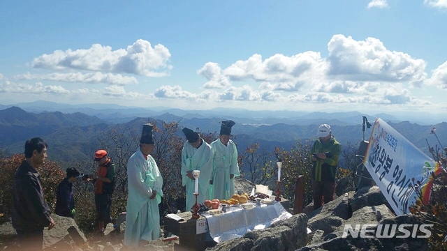 【보은=뉴시스】충북 보은 속리산 천왕봉에서 지난해 봉행한 영신제 모습.(사진=보은군 제공)photo@newsis.com