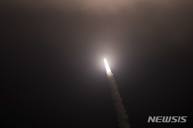 【반덴버그=AP/뉴시스】미 공군이 제공한 사진으로 9일(현지시간) 캘리포니아주 반덴버그 공군기지에서 시험 발사된 대륙간탄도미사일(ICBM) '미니트맨3'이 목표물을 향해 날아가고 있다. 2019.05.10  