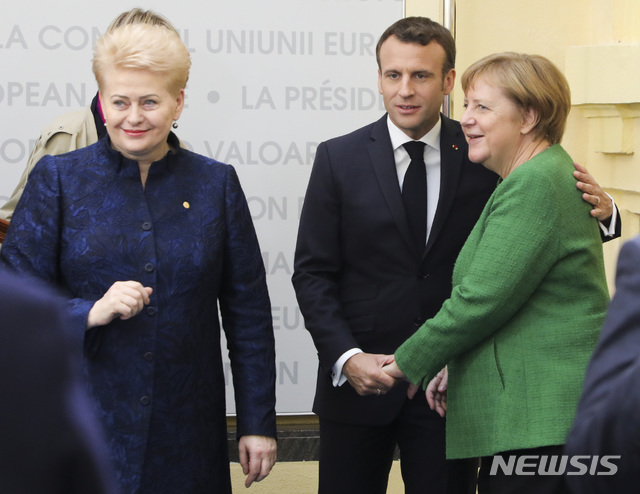 【시비우=AP/뉴시스】이란 의회가 17일 유럽이 60일의 데드라인 내에 핵합의(JCPOA·포괄적 공동행동계획) 보존을 위한 구체적 조치에 나서지 않을 경우 핵확산금지조약(NPT) 탈퇴를 고려하겠다고 위협했다. 사진은 지난달 9일 루마니아 시비우에서 열린 EU 정상회의에서 에마뉘엘 마크롱(가운데) 프랑스 대통령과 앙겔라 메르켈(오른쪽) 독일 총리가 인사를 나누는 모습. 2019.06.17.