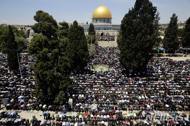 【예루살렘=AP/뉴시스】라마단 성월 시작 후 첫 금요일이었던 지난 5월10일 팔레스타인인들이 이스라엘 예루살렘 바위신전 앞에서 기도를 올리고 있다. 2019.05.31.