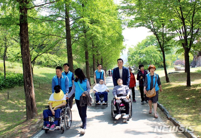 【수원=뉴시스】김경호 기자= 이춘택병원 직원들이 11일 중증 장애우들과 함께 경기도립 물향기 수목원 나들이에 나섰다. 