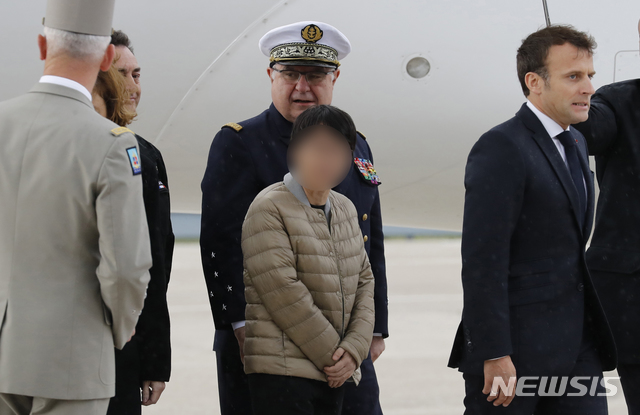 【빌라쿠블레(프랑스)=AP/뉴시스】 한국인 여성 1명이 지난 11일(현지시간) 아프리카 서부 부르키나파소의 무장단체 납치범들에게 붙잡혀 억류돼 있다 풀려나 프랑스 파리 인근 빌라쿠블레 군 비행장에 무사히 도착한 모습. 2019.05.12