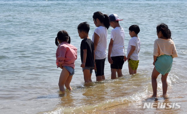 【부산=뉴시스】 하경민 기자 = 12일 오후 부산 해운대해수욕장을 찾은 어린이들이 물놀이를 즐기고 있다. 2019.05.12. yulnetphoto@newsis.com