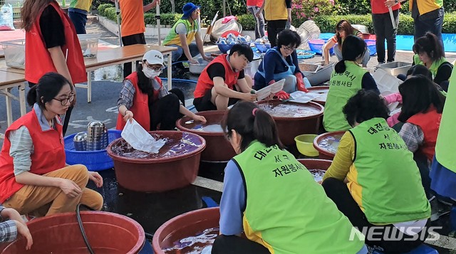 【대전=뉴시스】 배재대 봉사인증제 참여 학생들이 ‘사랑의 밥차’ 봉사활동에서 구슬땀을 흘리고 있다. (사진=배재대 제공)