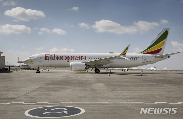 【아디스아바바(에티오피아) = AP/뉴시스】 에티오피아 항공사의 보잉737맥스8 여객기가 지난 3월 23일부터 아디스 아바바의 볼레 국제공항에 멈춰있는 모습. 이 항공사의 최고경영자는 이 기종의 비행기를 두 번다시 운행하지 않을 가능성이 많다고 말했다 . 
