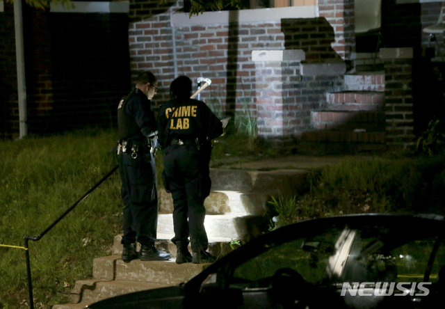 【세인트루이스( 미 미주리주)= AP/뉴시스】 세인트루이스 경찰이 지난 5월 13일 총격살해사건이 발생한 슈레브가의 한 주택을 조사하고 있다. 