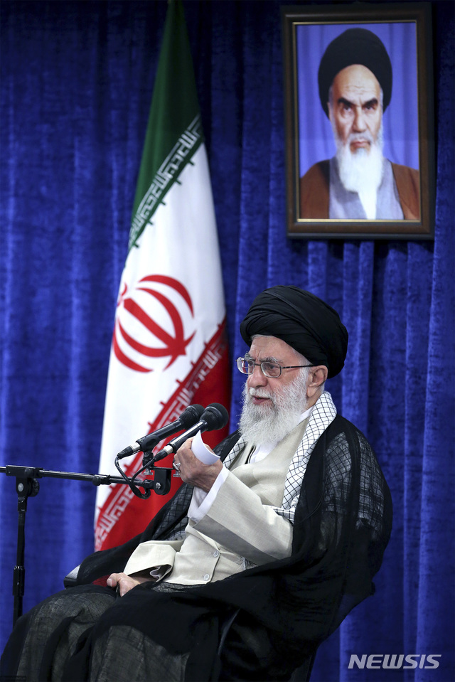 【테헤란=AP/뉴시스】 이란의 최고지도자 아야톨라 알리 하메네이(사진)는 14일(현지시간) 국영방송에 출연해 "우리는 전쟁을 추구하지 않고 그들(미국)도 전쟁을 원하지 않는다. 자신의 이익에 부합하지 않는다는 사실을 그들도 알고 있다"며 전쟁은 없을 것이라고 말했다. 2019.05.15. 