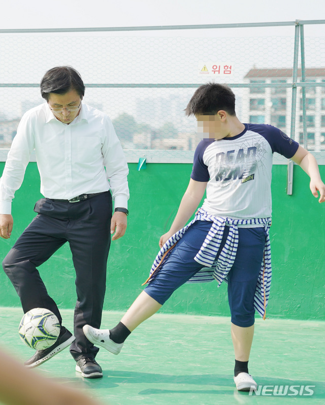 【천안=뉴시스】이종익 기자 = 황교안 자유한국당 대표가 15일 오후 충남 천안시 동남구 지역 아동센터에서 아이들과 공 놀이를 하고 있다. 2019.05.15.007news@newsis.com