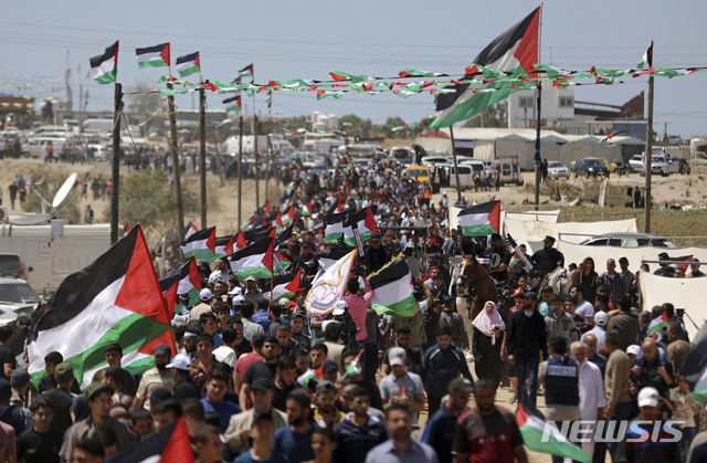 【가자시티=AP/뉴시스】15일(현지시간) 팔레스타인 시위대가 이스라엘에 땅을 빼앗긴 날로 여기는 '대재앙(나크바)의 날'을 맞아 가자지구에서 대규모 시위를 벌이고 있다. 이날 이스라엘 군이 시위대에 강경 대응하면서 약 60명의 팔레스타인인이 다쳤다. 2019.05.16