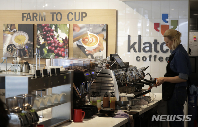 【샌프란시스코=AP/뉴시스】미국 캘리포니아주 샌프란시스코의 커피체인점 클래치(Klatch) 커피가 세계에서 가장 비싼 커피(한잔에 75달러(8만9200원)를 출시했다. 사진은 15일(현지시간) 한 바리스타가 이 매장에서 커피를 준비하고 있는 모습이다. 2019.05.16