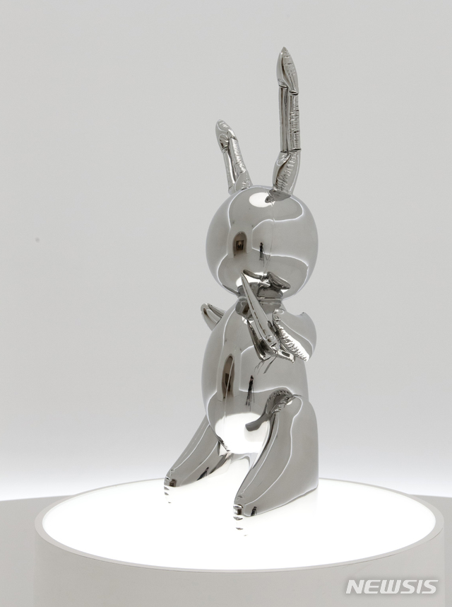 【뉴욕=AP/뉴시스】현대미술의 거장인 제프 쿤스(64)가 최근 내놓은 조각품 '토끼'가 15일(현지시간) 뉴욕 크리스티 경매에서 생존 예술가 작품 가운데 사상 최고액인 9100만달러(1082억원)에 팔렸다. 2019.05.16