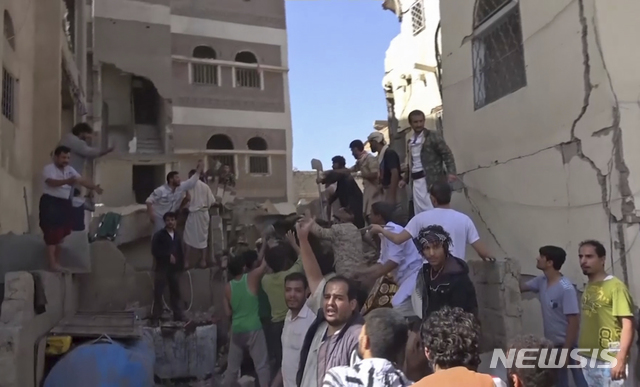 【사나(예멘)=AP/뉴시스】16일(현지시간) 사우디아라비아가 주도하는 아랍 연합군이 예멘 수도 사나를 공습해 파괴된 주택가 잔해 속에서 주민들이 매몰자 수색 작업을 펼치고 있다. 이번 공습은 지난 14일 발생한 사우디 원유시설 드론 공격에 대한 보복성 공습으로 보이며 어린이 포함, 최소 6명이 숨졌다고 현지 당국이 밝혔다. 2019.05.16.