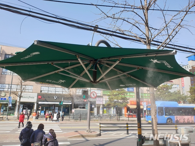 【서울=뉴시스】서울 강북구는 올해 폭염 대비를 위해 '안개 그늘막'을 확대 운영한다고 17일 밝혔다. 2019.05.17. (사진=강북구 제공)