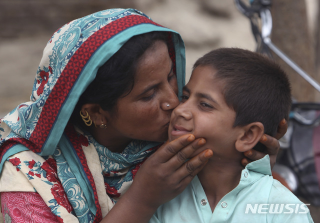 【라토데로(파키스탄)=AP/뉴시스】16일(현지시간) 파키스탄 남부 신드주 라토데로 인근 마을에서 한 파키스탄 여성이 HIV에 감염된 아들 알리 라자(10)에게 입 맞추고 있다. 2019.05.17.