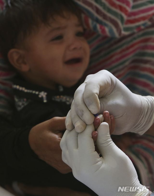 【라토데로(파키스탄)=AP/뉴시스】16일(현지시간) 파키스탄 남부 신드주 라토데로 인근 마을의 한 병원에서 한 파키스탄 어린이가 HIV 검사를 받고 있다. 2019.05.17.