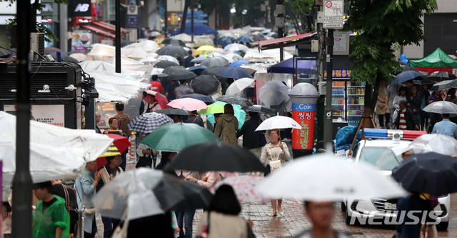 【서울=뉴시스】추상철 기자 = 더위를 시켜준 비가 내린 지난달 19일 오후 서울 중구 명동거리에는 우산을 쓴 관광객으로 붐비고 있다. 2019.05.19. scchoo@newsis.com