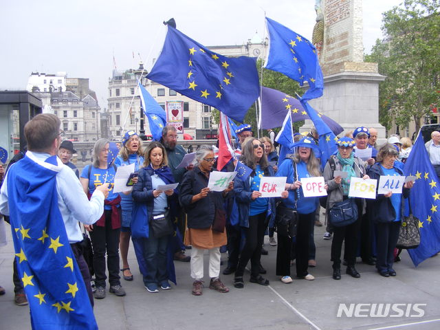 【런던=뉴시스】이지예 통신원 = 19일(현지시간) 영국 런던 트라팔가 광장에서 유럽연합(EU) 지지자들이 유럽 통합을 촉구하는 플래시몹을 진행하고 있다. 2019.5.19.