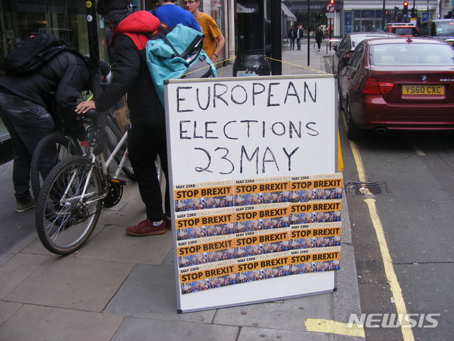 【런던=뉴시스】이지예 통신원 = 19일(현지시간) 영국 런던 워런스트리트 인근에서 중도 성향의 자유민주당 관계자들이 유럽의회 선거(5월 23일) 유세 전단을 배포하고 있다. 이들은 이번 선거가 브렉시트(영국의 유럽연합(EU) 탈퇴)를 중단시킬 기회라고 강조했다. 2019.5.20.
