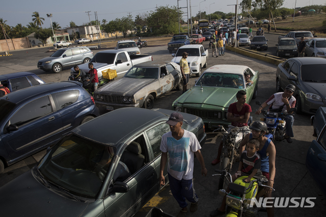 【카비마스( 베네수엘라)= AP/뉴시스】베네수엘라 지방도시 카비마스의 한 주유소 앞에 15일 차량 행렬이 끝이 보이지 않게 늘어서 있다. 마라카이보에서는 최대 1.6km의 장사진으로 기름을 넣는데 24시간 이상이 걸린다고 운전자들은 말했다.  